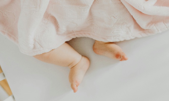 Wybieramy kocyk i poduszkę dla niemowlaka – na co zwracać uwagę?