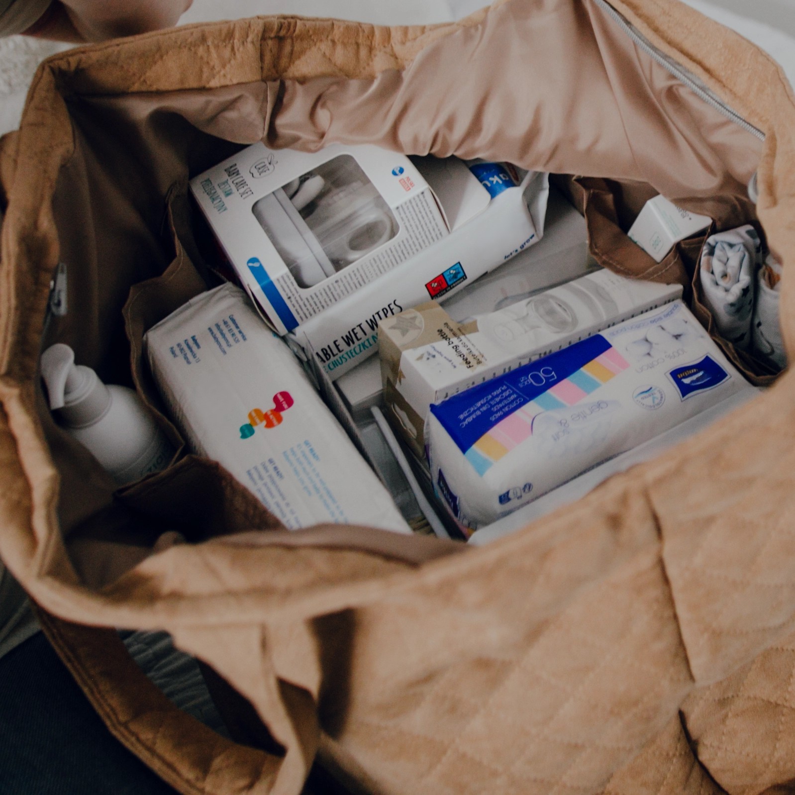 Co spakować do szpitalnej wyprawki? Co powinniśmy spakować dla mamy i dziecka?